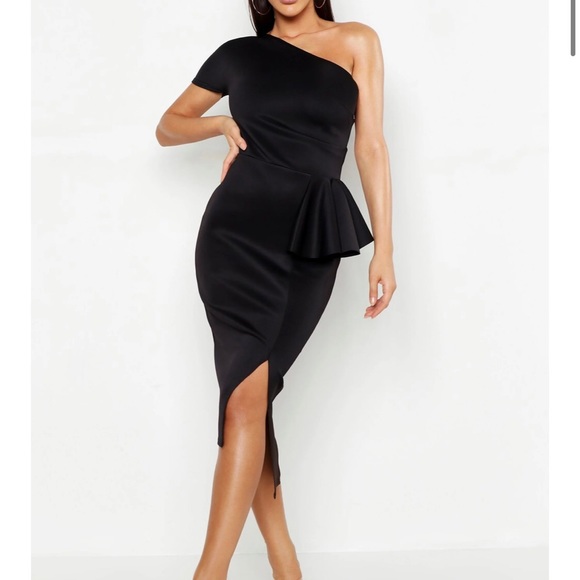 Boohoo Dresses & Skirts - ✨NWT✨One shoulder Black Midi Dress